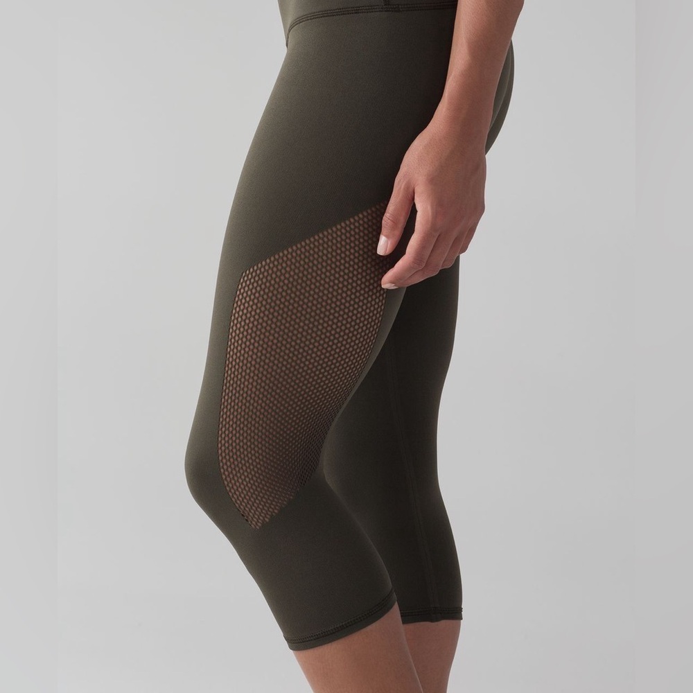 Lululemon Reveal Crop (15") - Picture 5 of 10